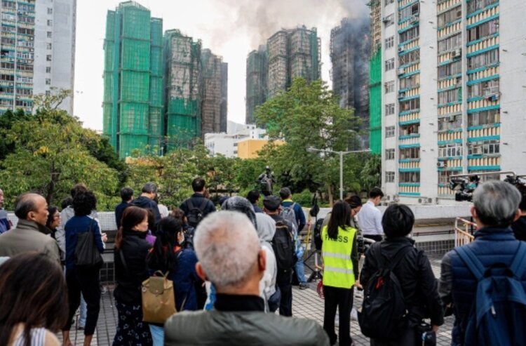 Число жертв пожара в Гонконге. Пожар был усугублен тем, что в комплексе не сработала пожарная сигнализация. Источник фотографии: LEUNG MAN HEI / EPA / ТАСС. Фото.