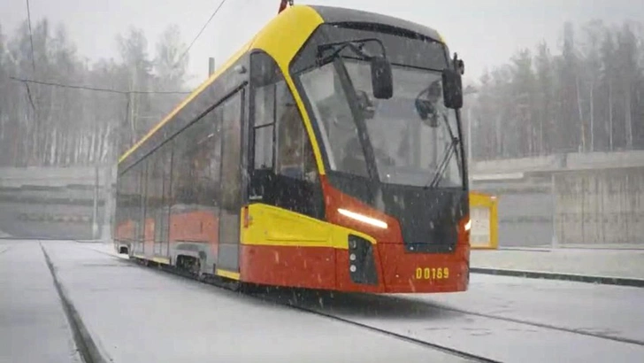 Беспилотный трамвай «Львенок» после испытаний выйдет на линию Екатеринбург — Верхняя Пышма, это единственная в России междугородная ветка трамвая | Источник: Группа Мовиста / T.me (кадр видео, обработка Vokrugsveta.ru)