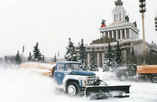 уборка площади вднх коммунальными грузовиками зил-130