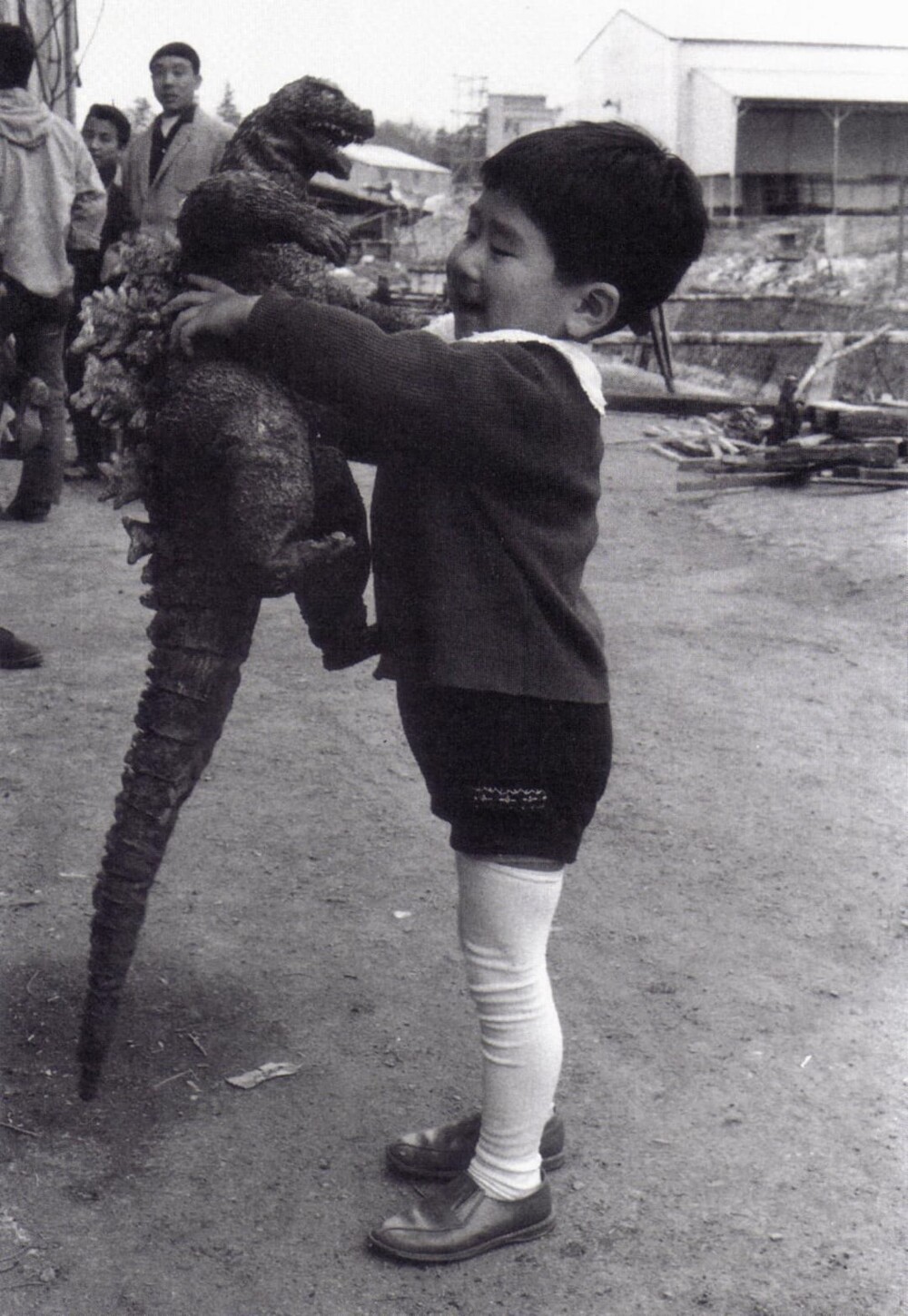 3. Модель Годзиллы, использованная в нескольких сценах фильма «Кинг-Конг против Годзиллы», в конечном итоге была подарена ребёнку (1962) 3. Модель Годзиллы, использованная в нескольких сценах фильма «Кинг-Конг против Годзиллы», в конечном итоге была подарена ребёнку (1962)