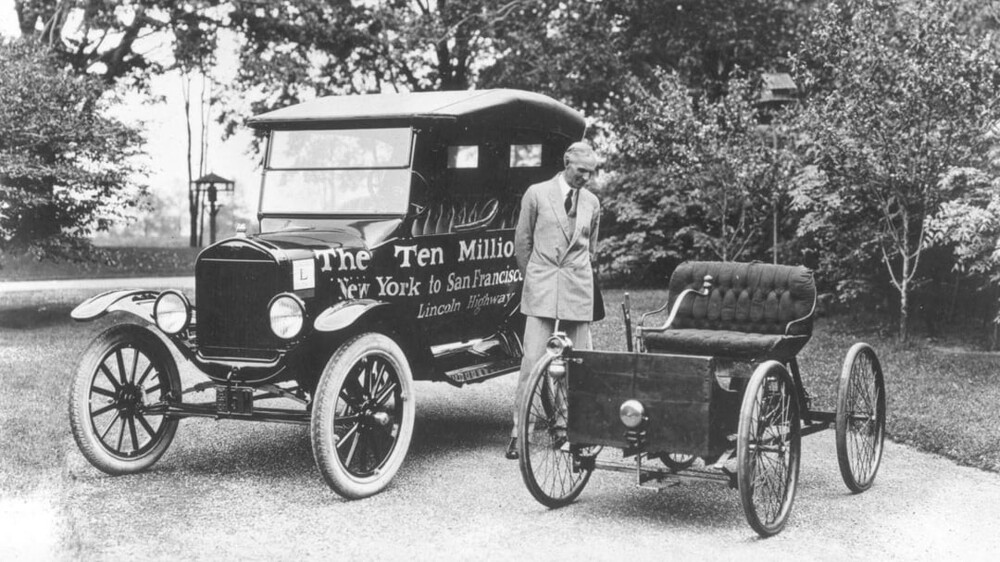 10. Генри Форд с первым автомобилем Ford 1896 года и десятимиллионным автомобилем Ford T 1924 года 10. Генри Форд с первым автомобилем Ford 1896 года и десятимиллионным автомобилем Ford T 1924 года