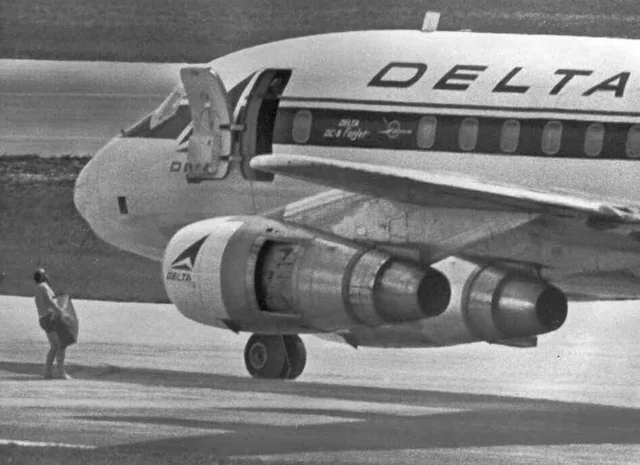 11. Агент ФБР в одном нижнем белье передаёт миллион долларов угонщику самолёта, 1972 год 11. Агент ФБР в одном нижнем белье передаёт миллион долларов угонщику самолёта, 1972 год