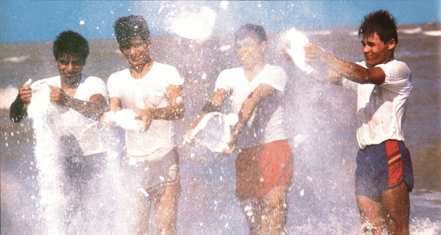 9. Колумбийская полиция уничтожает кокаин после крупной операции, сбрасывая его в море (фото из журнала Time, 25 февраля 1985 г.) 9. Колумбийская полиция уничтожает кокаин после крупной операции, сбрасывая его в море (фото из журнала Time, 25 февраля 1985 г.)