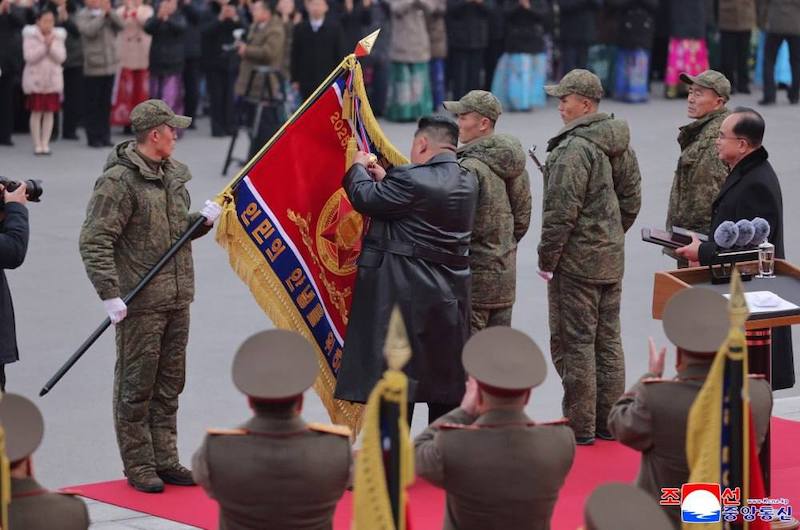 Товарищ Ким встретил саперов из Курской области
