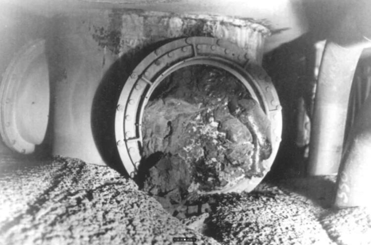 Изучение чернобыльской слоновьей ноги. C момента образования она частично рассыпалась и треснула, а внешний слой начал превращаться в пыль, так как радиоактивные компоненты распадались. Источник изображения: reddit.com. Фото.