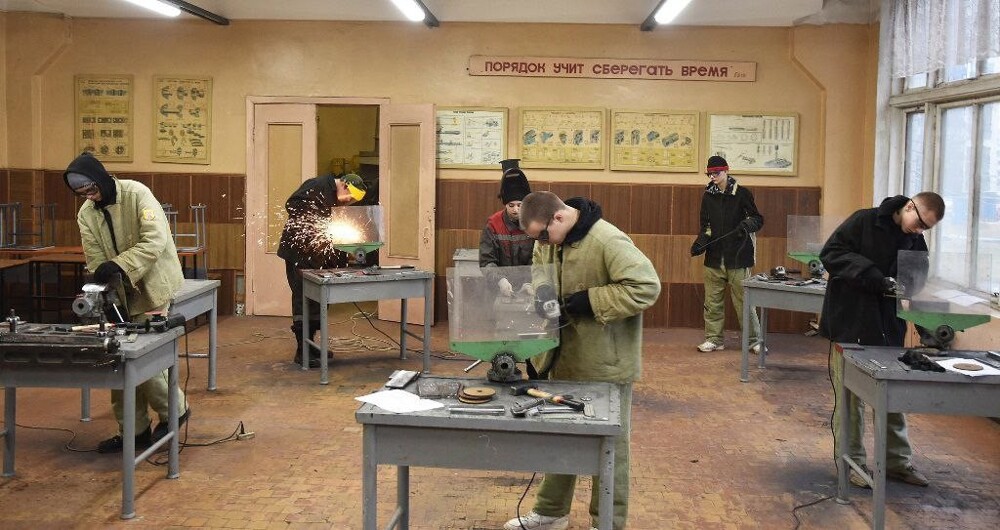 Большинство российских девятиклассников старшей школе предпочли обучение в колледжах и техникумах Большинство российских девятиклассников старшей школе предпочли обучение в колледжах и техникумах