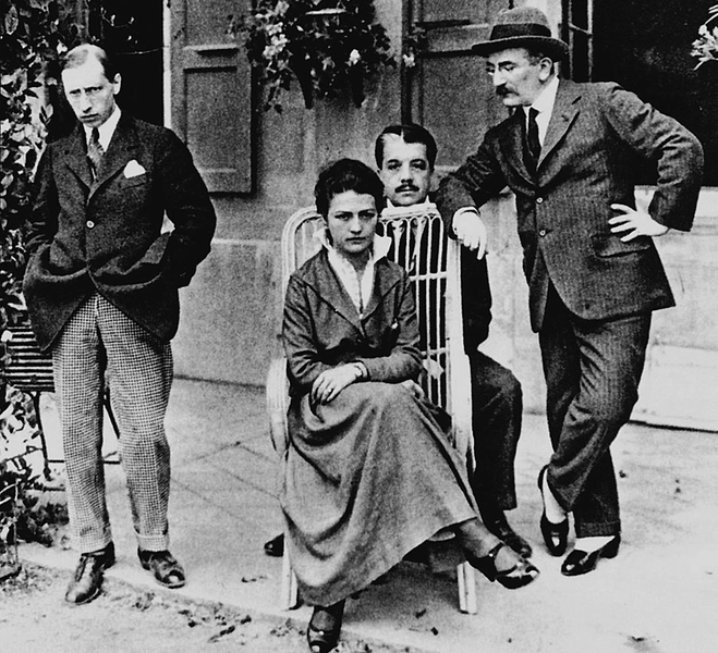 Слева направо: композитор Игорь Стравинский, художница Ружена Хвощинская, Сергей Дягилев, Лев (Леон) Бакст. 1915 год | Источник: DIOMEDIA