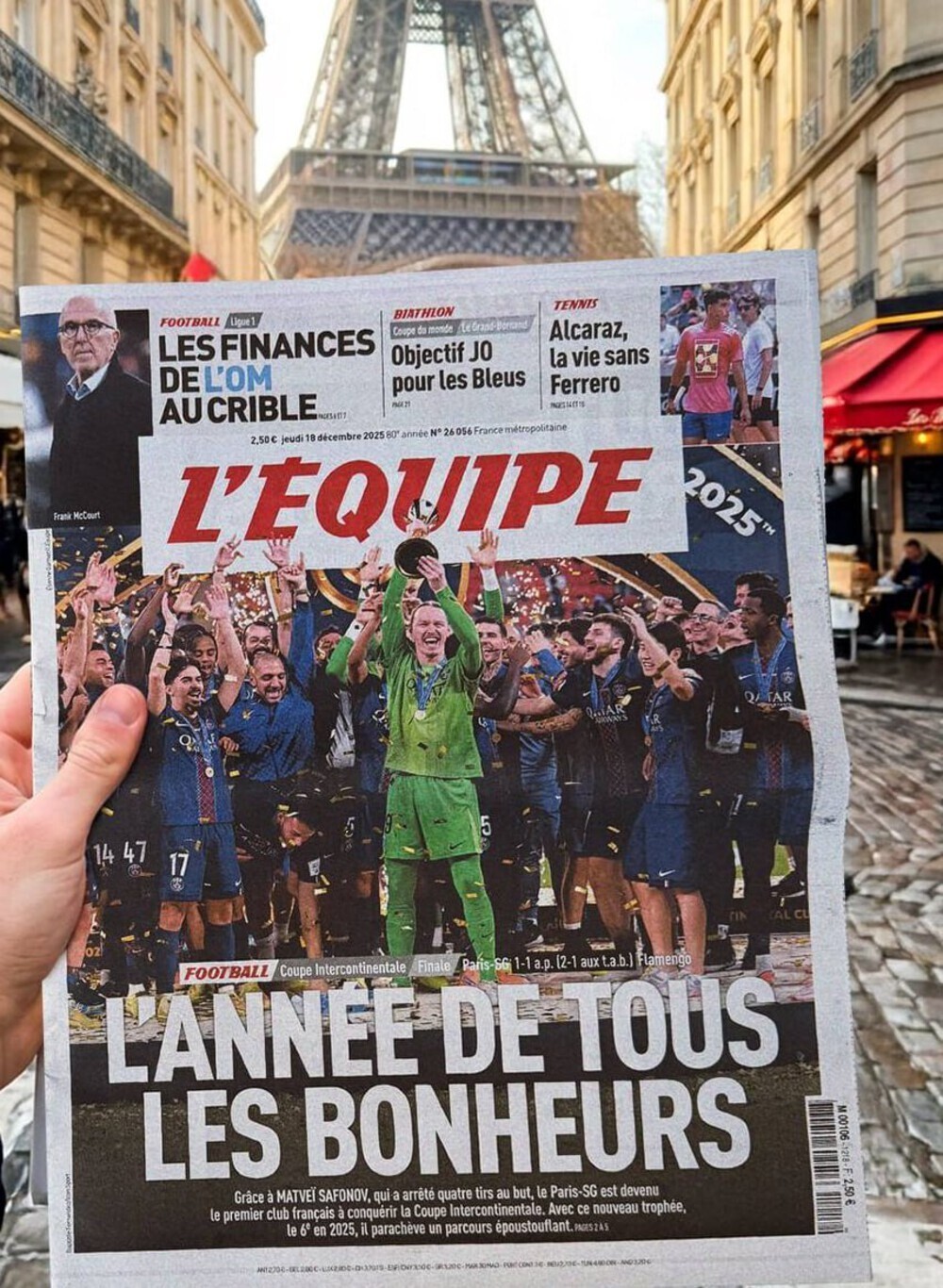 Вратарь российской сборной Сафонов попал на обложку главной спортивной газеты Франции