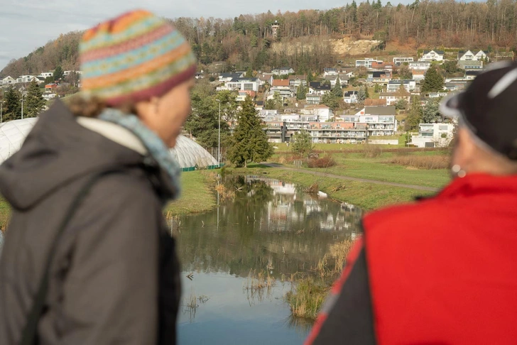 Сотрудница службы экстренного реагирования осматривает бобровую плотину вместе с менеджером по техническому обслуживанию | Источник: Jon Trachsel/The Guardian