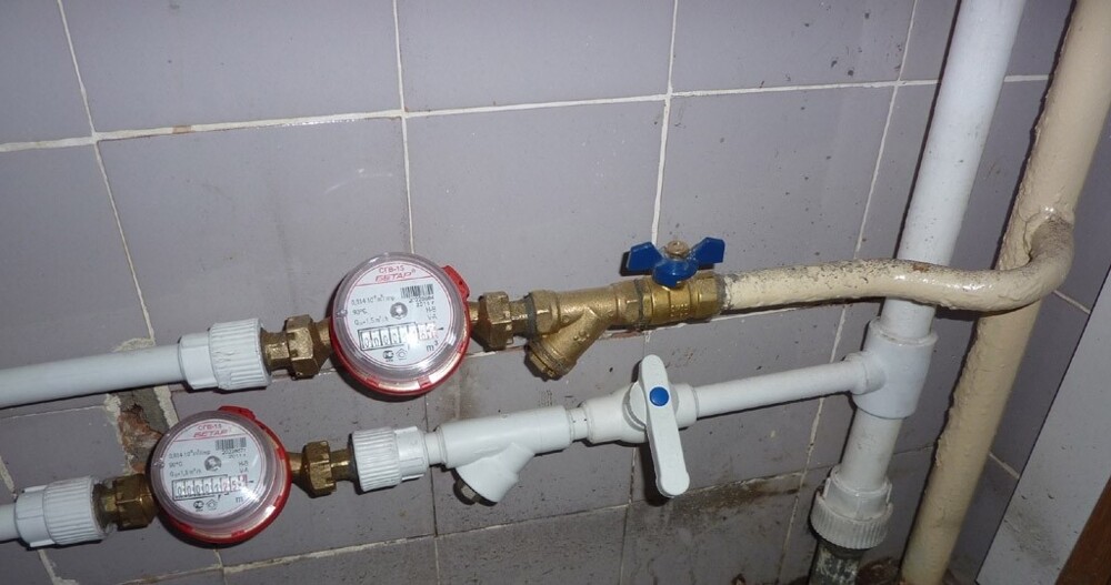 Есть в коммунальном аду отдельный котел — для тех, кто забывает вовремя делать поверку счетчиков. Коммунальщики этот котел обожают. Они греют на нем руки, ноги и свои годовые отчеты о прибыли