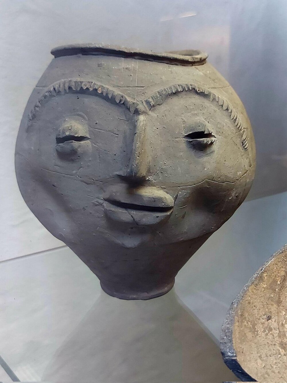 17. Очень интересный римский сосуд в форме человеческого лица,   II век н.э.