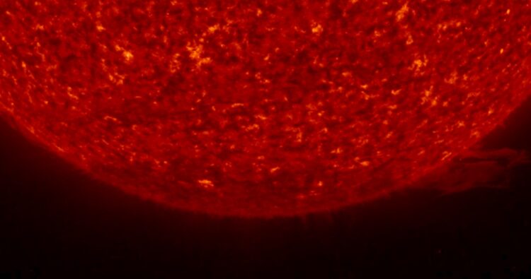 Солнце тяжелее почти всего остального в Солнечной системе. Фотография южного полюса Солнца. Источник изображения: wikimedia.org. Фото.