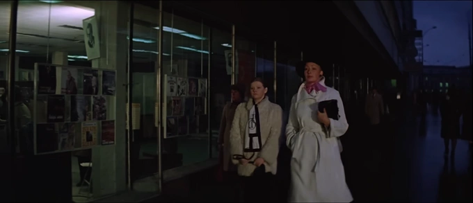 Кадр из фильма и современный вид на Московский дом книги на Новом Арбате | Источник: Киноконцерн «Мосфильм» / YouTube