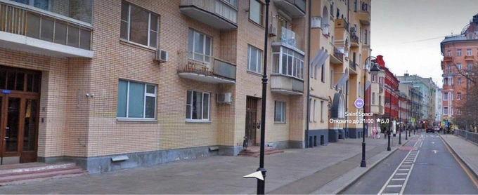 Кадр из фильма и один из подъездов дома № 34 на Малой Бронной | Источник: Яндекс.Карты