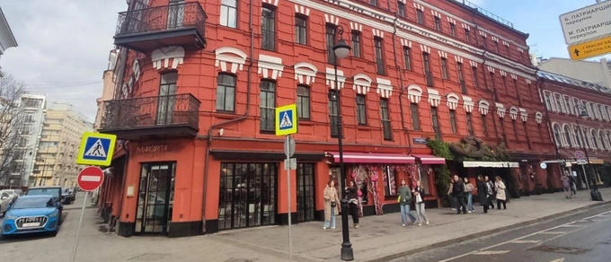 Кадр из фильма и вид на дом 28/2 на Малой Бронной | Источник: Горизонт событий, CC0, via Wikimedia Commons