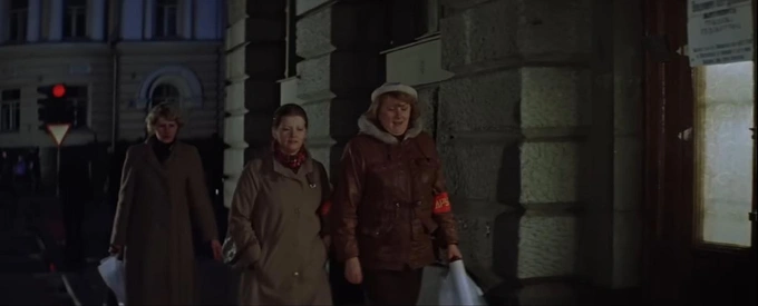 Кадр из фильма и вид на дом 17, стр. 1 в Ермолаевском переулке | Источник: Киноконцерн «Мосфильм» / YouTube