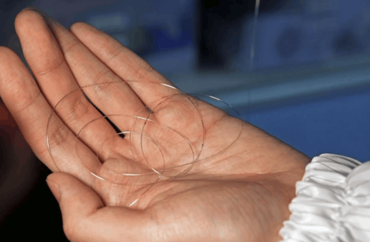 Медицинское применение гибких чипов. Одна такая нить может быть сопоставима по производительности со стационарным ПК. Изображение: NewAtlas. Фото.