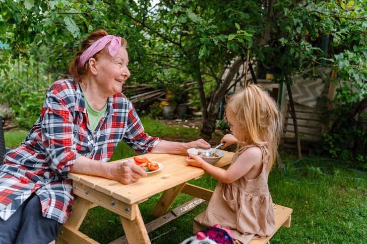 Бабушка не хочет сидеть с внуками? Научный аргумент, который заставит ее передумать | Источник: Ivanova Ksenia/Shutterstock/Fotodom.ru
