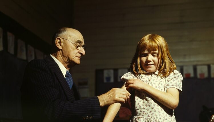 Брюшной тиф почти не лечится лекарствами. Стоит ли паниковать? Прививка против тифа в сельской школе. Источник изображения: wikimedia.org. Брюшной тиф почти не лечится лекарствами. Стоит ли паниковать? Прививка против тифа в сельской школе. Источник изображения: wikimedia.org. Фото.