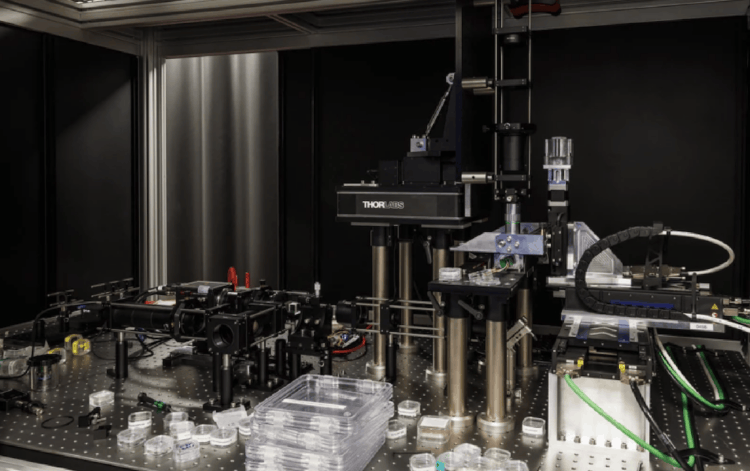 Что изменилось в хранении информации. Пока технология выгляди довольно громоздкой, но для специализированного применения она будет готова уже довольно скоро. Изображение: Microsoft. Фото.