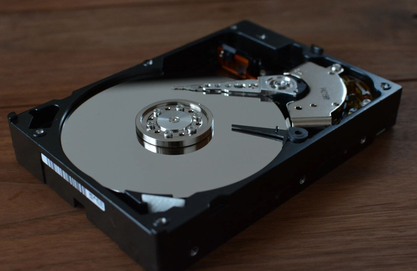 Почему хранение данных в стекле самое надежное. Жесткий диск кажется надежным способом хранения, но через 10-15 лет данные могут потеряться бехвовзратно. Источник изображения: The Verge. Фото.