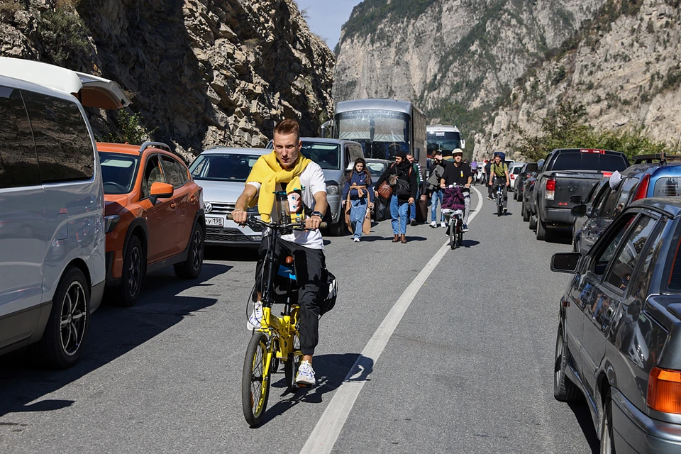 Очередь на контрольно-пропускной пункт "Верхний Ларс" на российско-грузинской границе. Фото Елена Афонина/ТАСС
