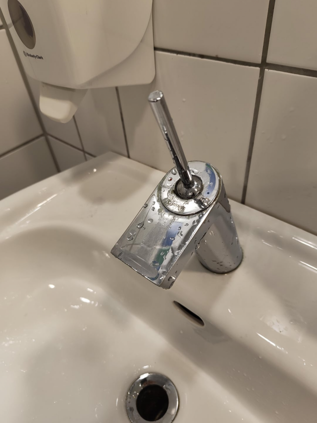 Смеситель, где воду нужно ловить: она выключается, только если поставить рычаг строго по центру