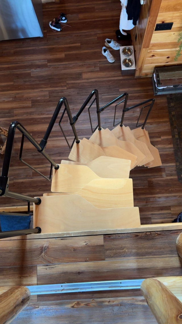 Эти ступеньки в арендованном домике будто специально созданы, чтобы вас убить