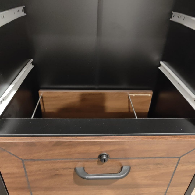 Запирающийся ящик, который можно вскрыть, просто вынув верхние ящики