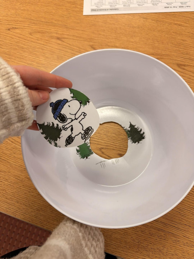 Дно миски треснуло по кругу, и Снупи выскочил наружу