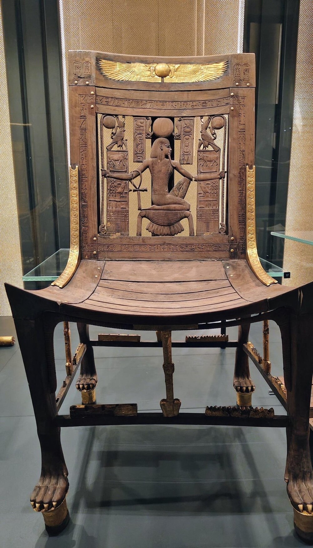 17. Позолоченное деревянное кресло Тутанхамона с резным изображением Хе, древнего бога бесконечности и нескончаемого времени 17. Позолоченное деревянное кресло Тутанхамона с резным изображением Хе, древнего бога бесконечности и нескончаемого времени