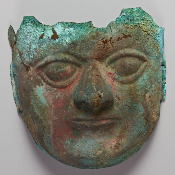7. Медная маска знатного воина. Перу, цивилизация моче, 200-500 гг. н.э. 7. Медная маска знатного воина. Перу, цивилизация моче, 200-500 гг. н.э.