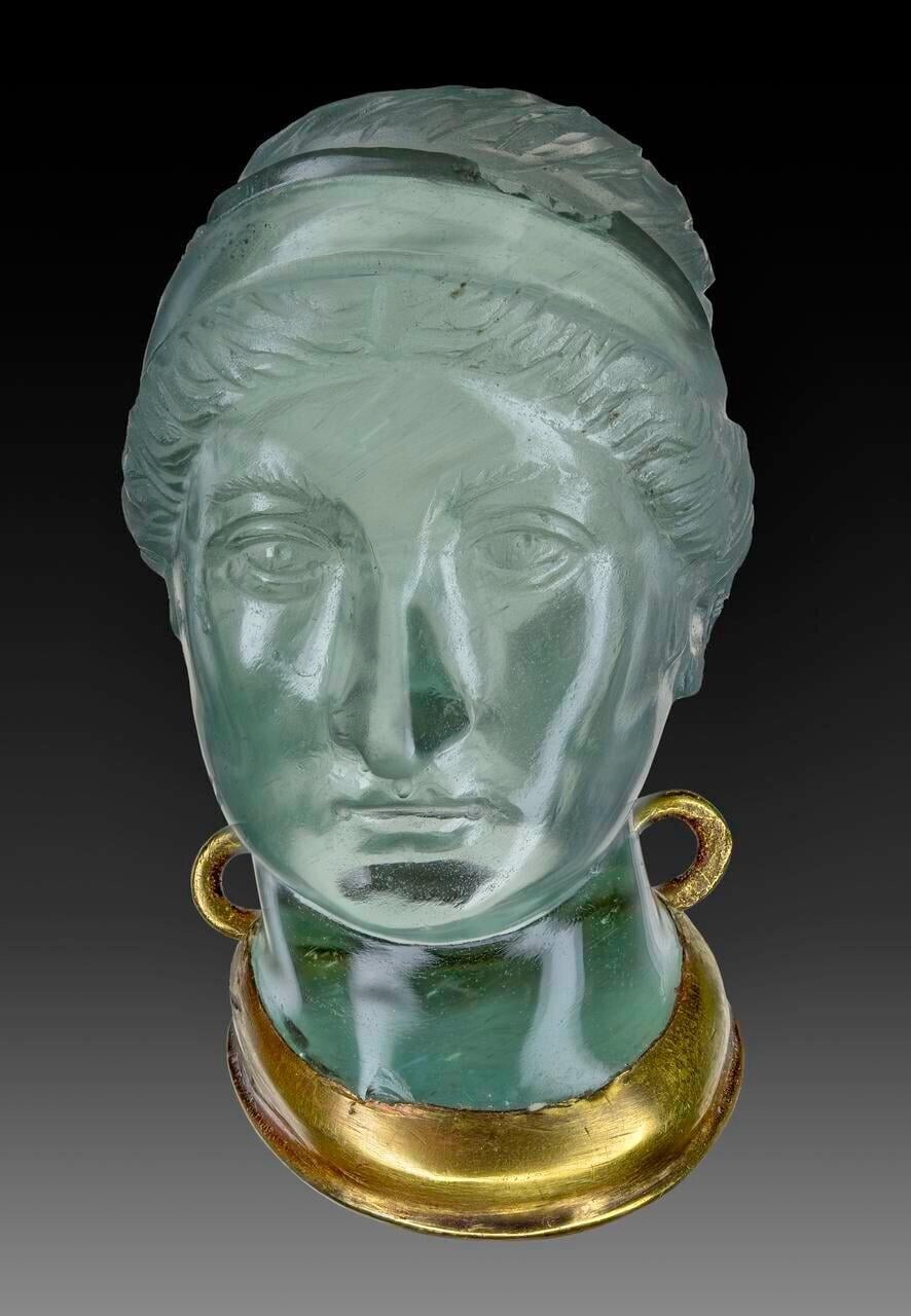 1. Аквамариновая голова римской императрицы Сабины, II век н.э., в настоящее время хранится в Национальном археологическом музее Флоренции, Италия 1. Аквамариновая голова римской императрицы Сабины, II век н.э., в настоящее время хранится в Национальном археологическом музее Флоренции, Италия