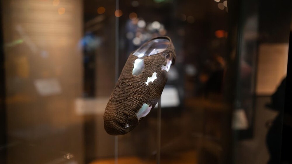 20. Шерстяной носок из поселения викингов Коппергейт, которое находится на севере Англии, в городе Йорк 20. Шерстяной носок из поселения викингов Коппергейт, которое находится на севере Англии, в городе Йорк