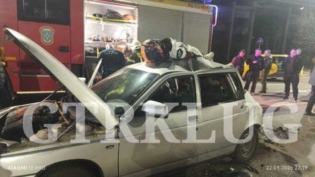 Один человек погиб и двое в больнице в результате вчерашнего ДТП на Оборонной в Луганске.