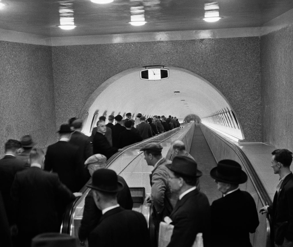 8 октября 1960 года пассажиры пользуются недавно установленным движущимся тротуаром Trav-O-Lator на станции метро Bank в Лондоне. Фото.