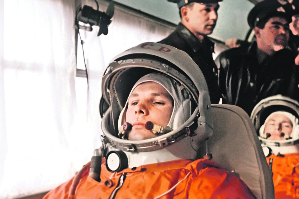 12 апреля 1961 года. Путь на космодром. В первом ряду - Юрий Гагарин и Герман Титов. Во втором ряду стоят Григорий Нелюбов и Андриян Николаев. Фото: РИА Новости