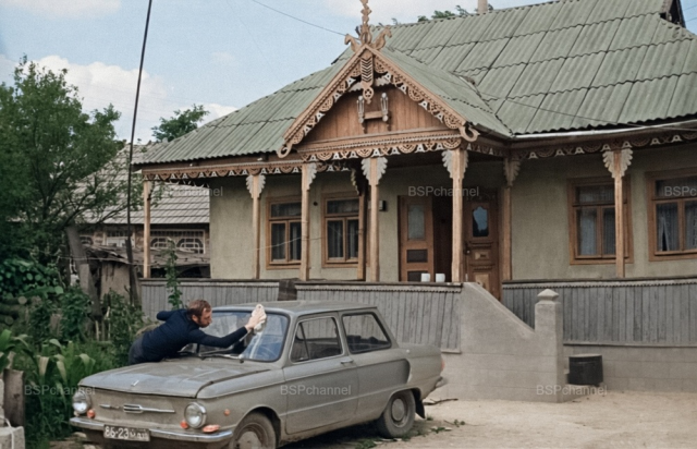 Дом семьи оседлых цыган в селе Вулканешты, Молдавская ССР, 1982 год.