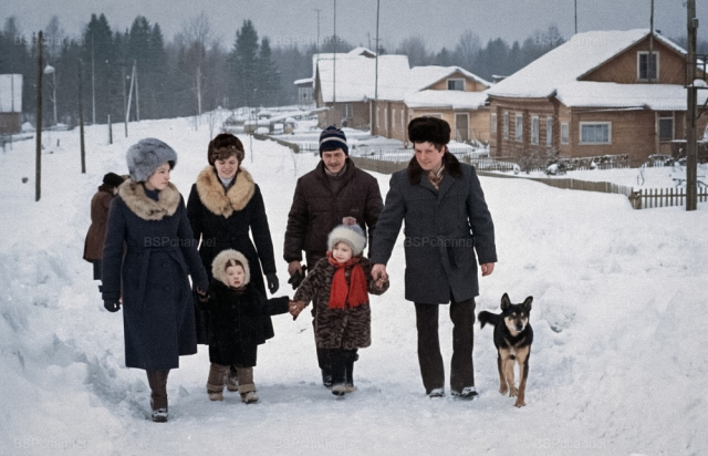Праздник &amp;quot;Снежной королевы&amp;quot; в деревне Власьево Костромской области. Депутат Верховного Совета РСФСР XII созыва, колхозный тракторист Николай Смирнов (второй справа) с супругой Капитолиной (третья справа) и их друзья с детьми возвращаются домой с праздни