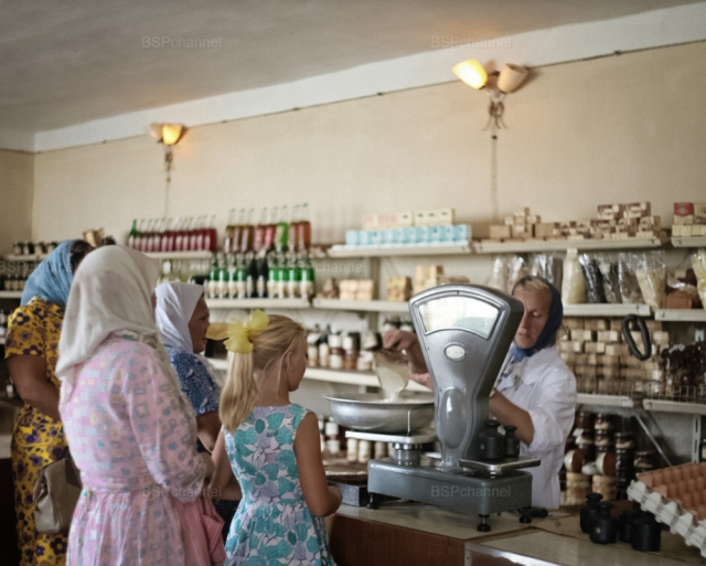 Покупатели в магазине села Елизаветовка. Ростовская область, 1967 год.