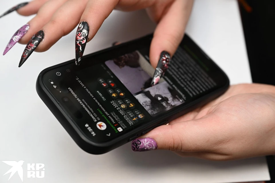 Придется показывать пограничникам список своих контактов, подписки, переписки, чаты, фото...