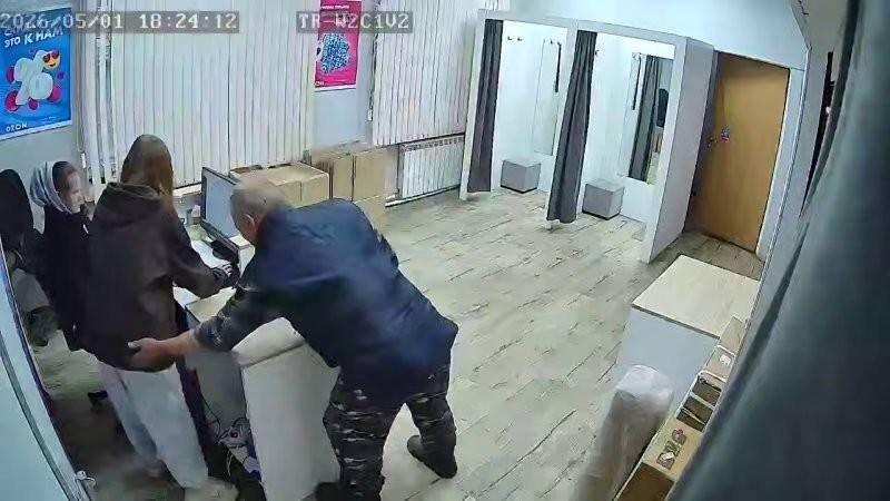 В Кургане задержали пенсионера, который шлёпнул работницу пункта выдачи по попе