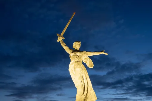 История памятника «Родина-мать»: как его строили и кто стал прообразом статуи