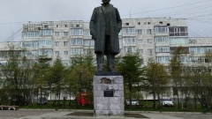 Монументальный Ленин сильно обветшал на площади Космонавтов в Магадане