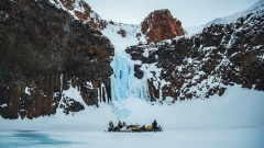 Водопад Красные камни во льду