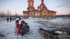 Рождественские катания на собачьей упряжке устроили для ребят из Эвенска