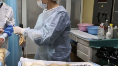 «Слёзы капают в маску, а ты продолжаешь работать»: операционная медсестра — о спасённых жизнях на фронте