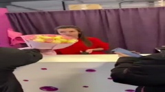 Скрасил рабочий день девушкам