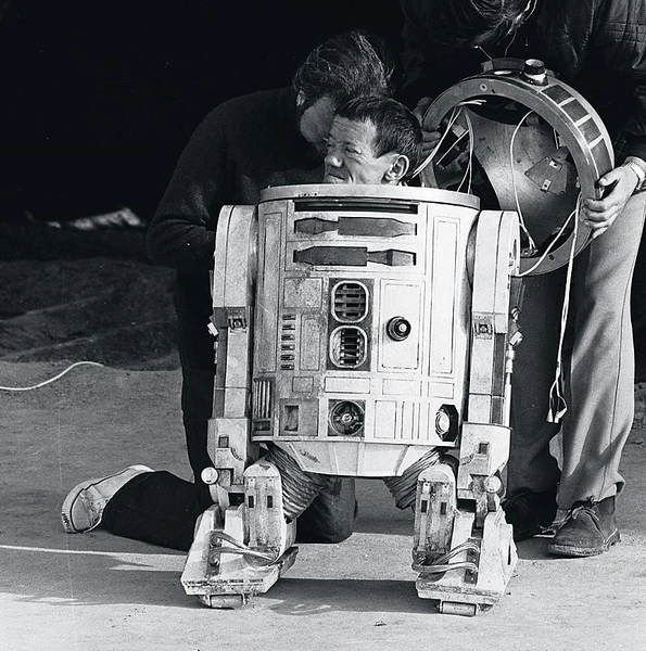 Кенни Бейкер внутри R2-D2 | Источник: © AND TM LUCASFILM LTD. / WDSSPR