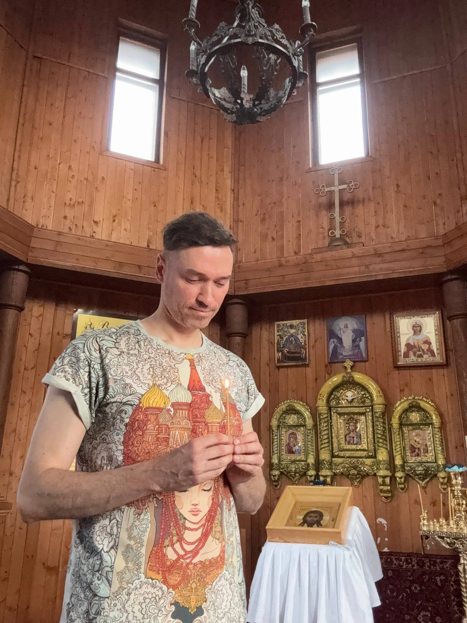 Главный редактор радио "КП" Андрей Горбунов в часовне Спаса Нерукотворного Образа, это самая северная православная церковь в мире